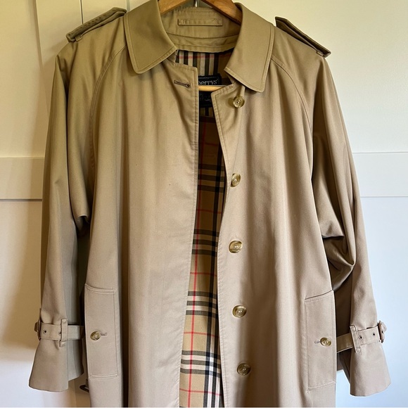 Burberry Classic Tan Trench Coat - Picture 8 of 10